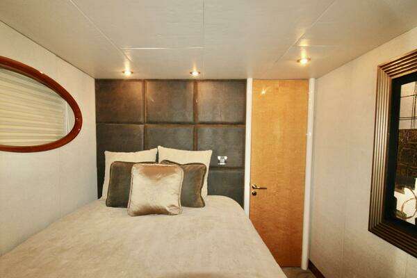 2007 Lazzara Yachts 74