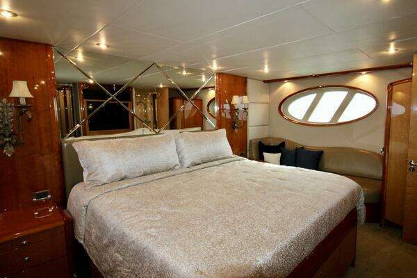 2007 Lazzara Yachts 74