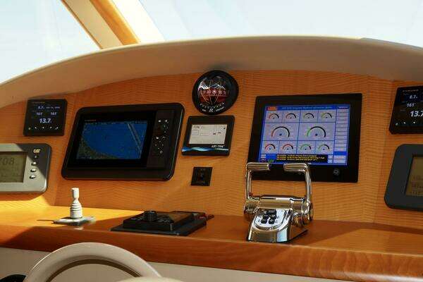 2007 Lazzara Yachts 74