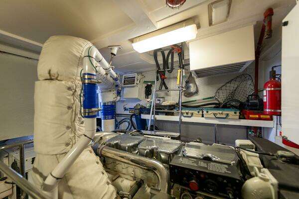 2007 Lazzara Yachts 74