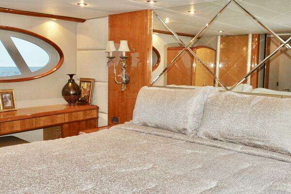 2007 Lazzara Yachts 74
