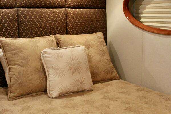 2007 Lazzara Yachts 74