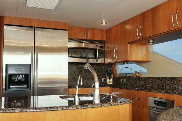 2007 Lazzara Yachts 74