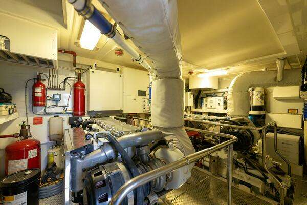 2007 Lazzara Yachts 74