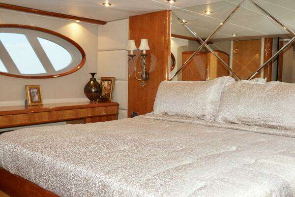2007 Lazzara Yachts 74