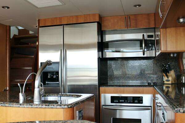 2007 Lazzara Yachts 74