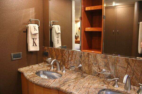 2007 Lazzara Yachts 74