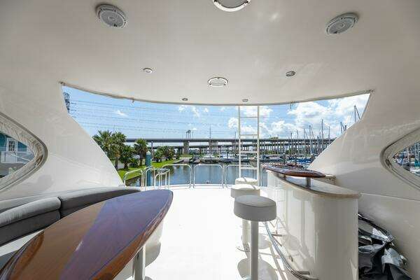 2007 Lazzara Yachts 74