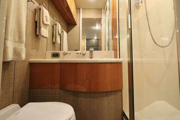 2007 Lazzara Yachts 74