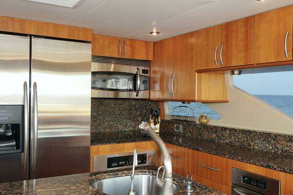 2007 Lazzara Yachts 74