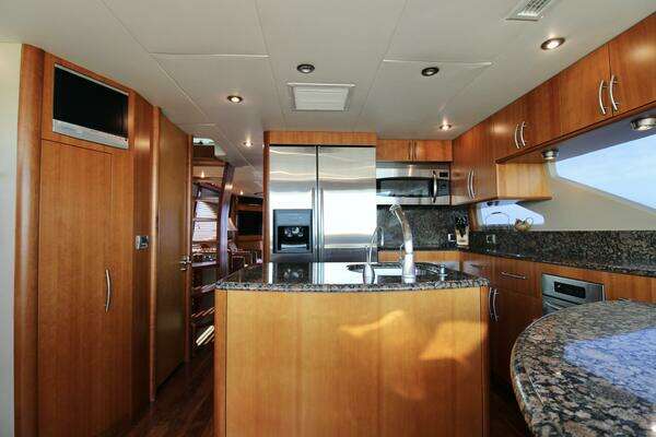 2007 Lazzara Yachts 74