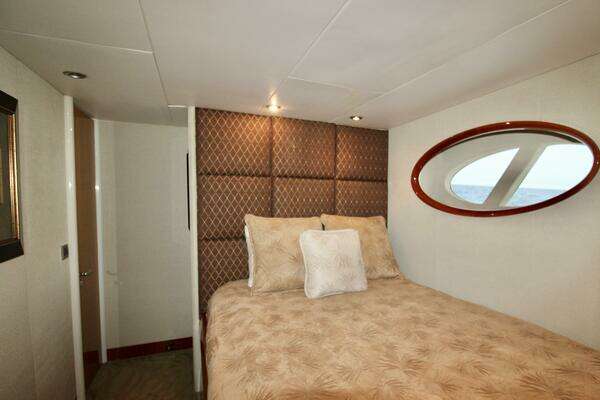 2007 Lazzara Yachts 74