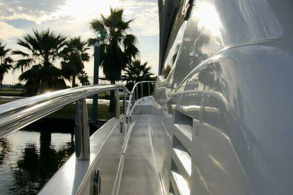 2007 Lazzara Yachts 74