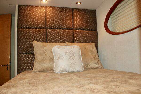 2007 Lazzara Yachts 74