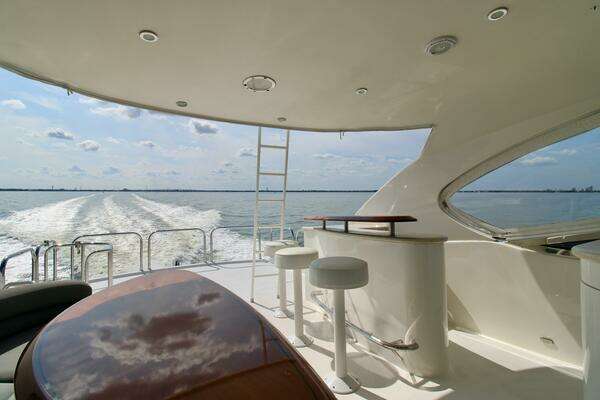 2007 Lazzara Yachts 74
