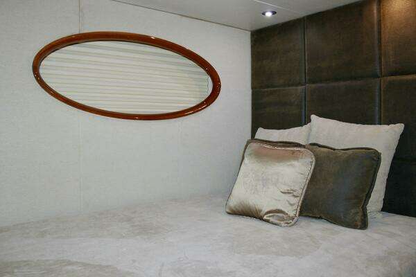 2007 Lazzara Yachts 74