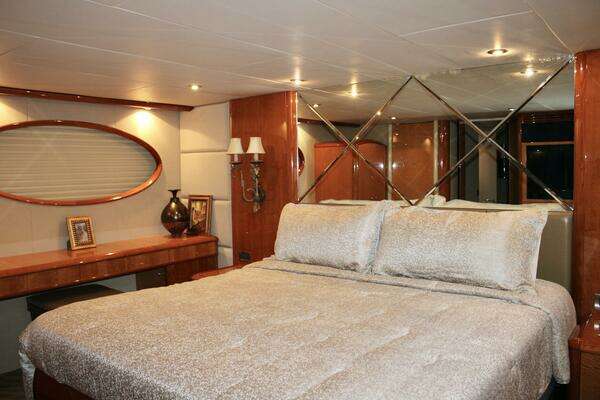 2007 Lazzara Yachts 74