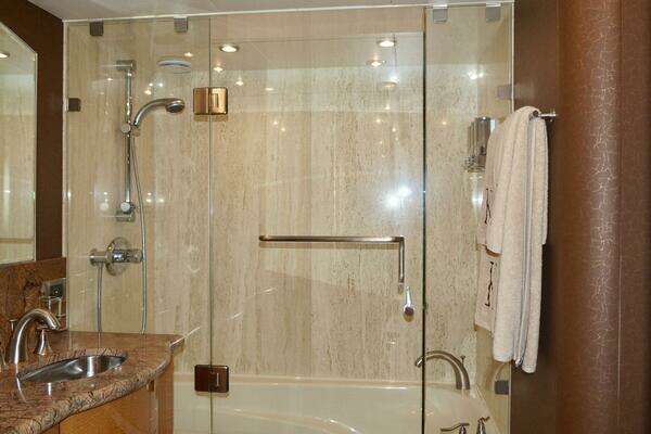 2007 Lazzara Yachts 74