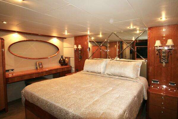 2007 Lazzara Yachts 74