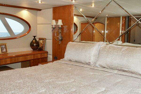 2007 Lazzara Yachts 74