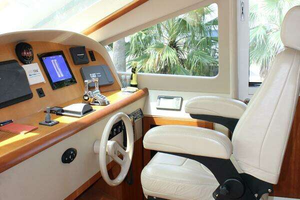 2007 Lazzara Yachts 74