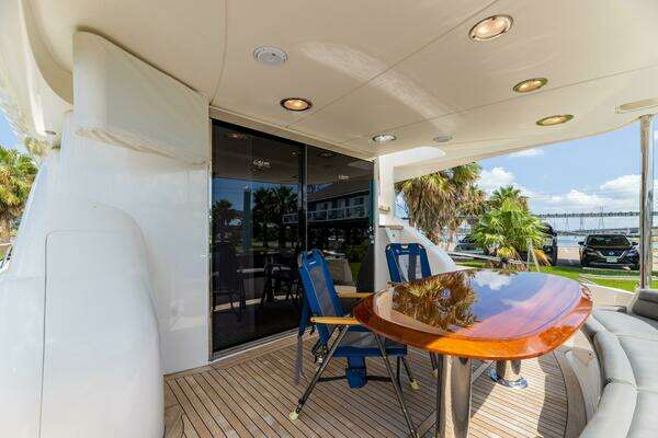 2007 Lazzara Yachts 74