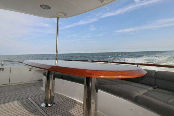 2007 Lazzara Yachts 74