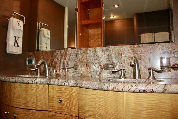 2007 Lazzara Yachts 74