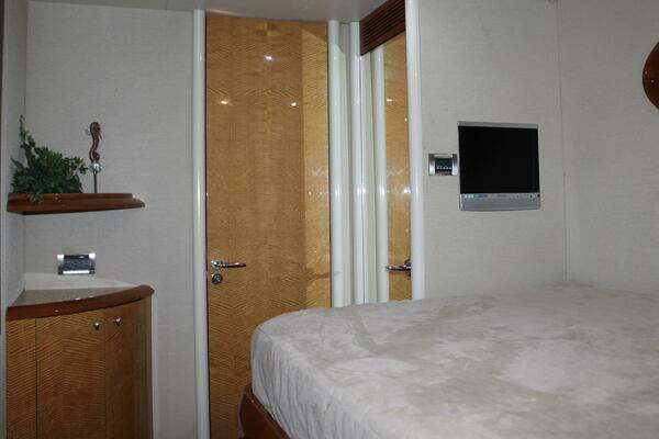 2007 Lazzara Yachts 74