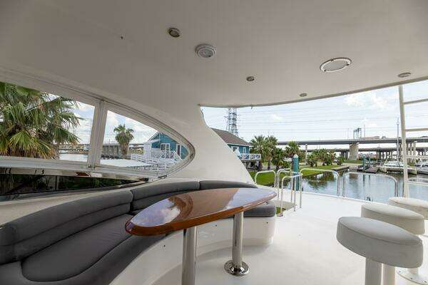 2007 Lazzara Yachts 74