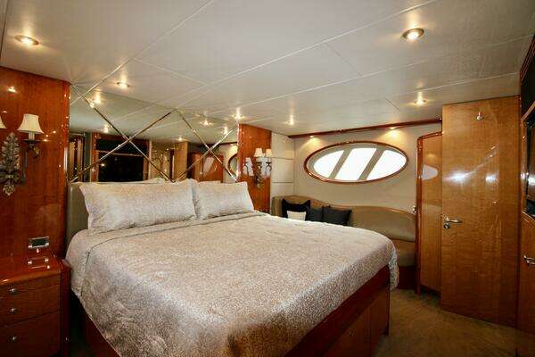 2007 Lazzara Yachts 74