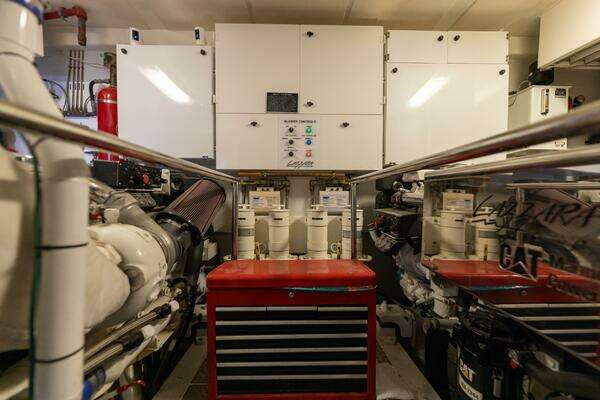 2007 Lazzara Yachts 74