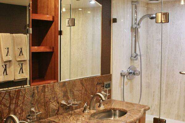 2007 Lazzara Yachts 74