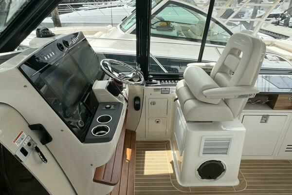 2021 Boston Whaler 40
