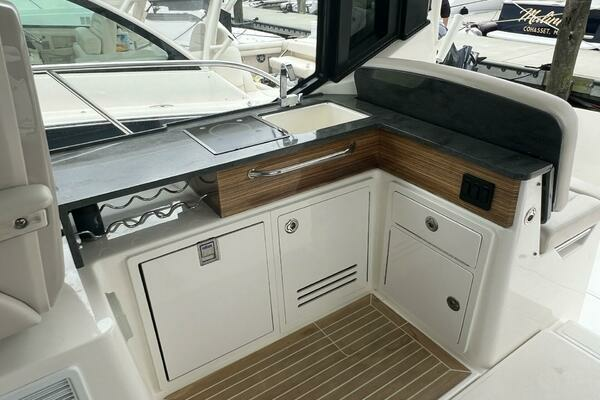 2021 Boston Whaler 40