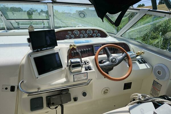 Photo of the 1999 Sea Ray 