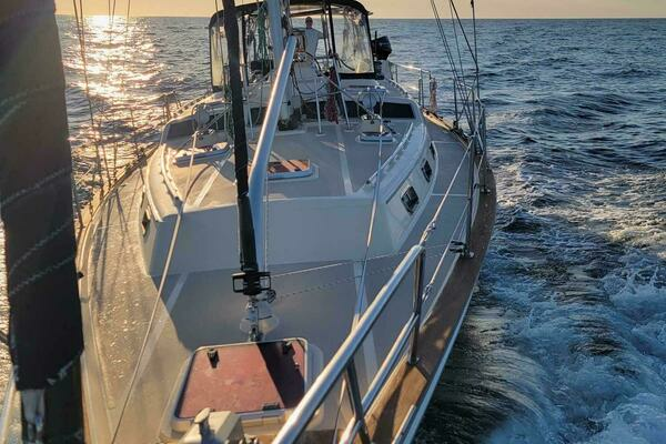 Photo of the 2005 Island Packet 485 "EOS"