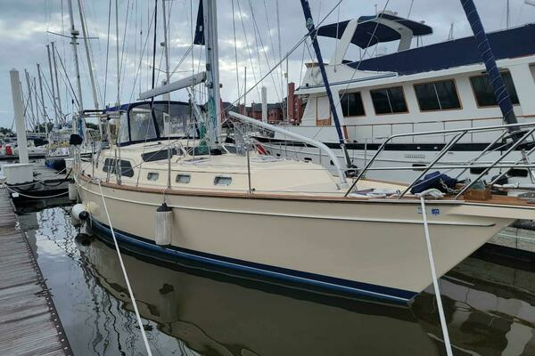 Photo of the 2005 Island Packet 485 "EOS"