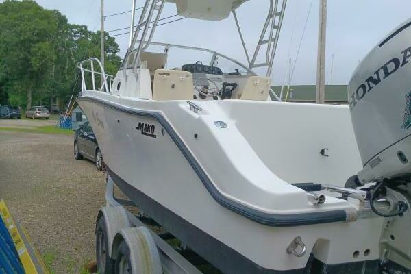 Photo of the 2003 Mako 252