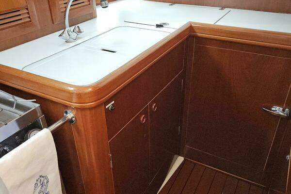 Photo of the 2002 Beneteau Limited Edition 411 "SYNERGY"