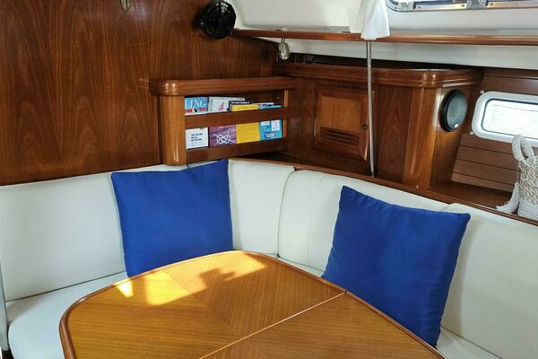 Photo of the 2002 Beneteau Limited Edition 411 "SYNERGY"