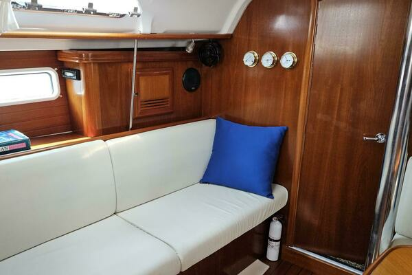 Photo of the 2002 Beneteau Limited Edition 411 "SYNERGY"