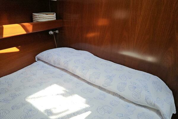 Photo of the 2002 Beneteau Limited Edition 411 "SYNERGY"