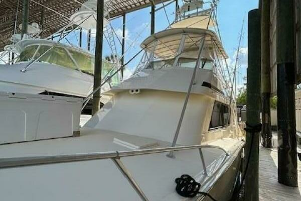Hatteras 55 Convertible Yacht For Sale