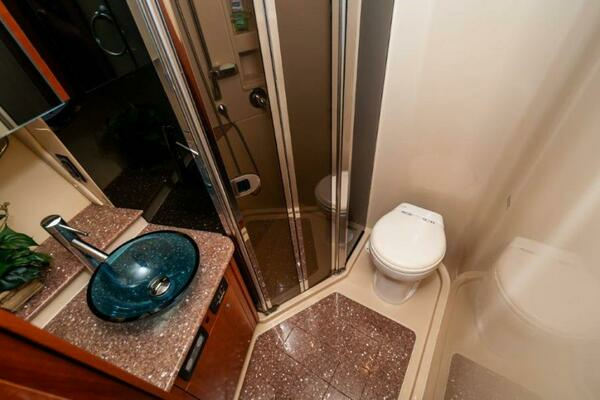 2006 Cruisers Yachts 47