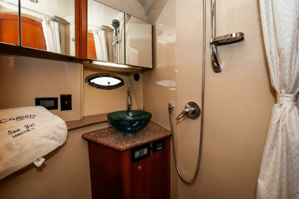 2006 Cruisers Yachts 47