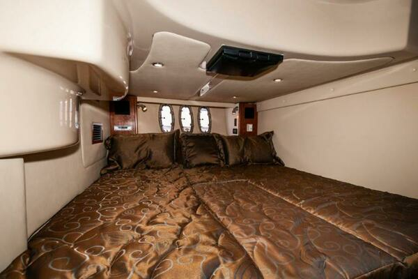 2006 Cruisers Yachts 47