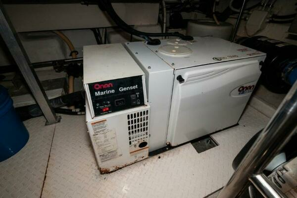 2006 Cruisers Yachts 47