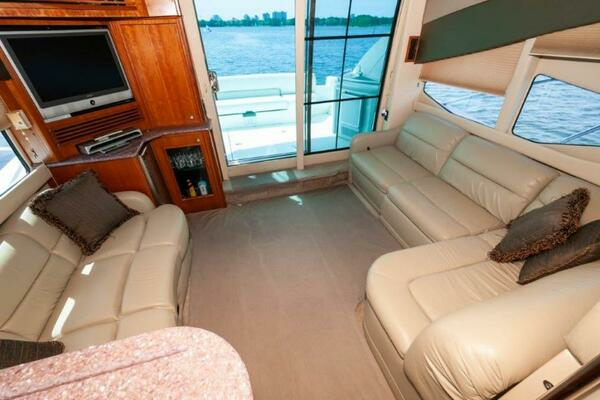 2006 Cruisers Yachts 47