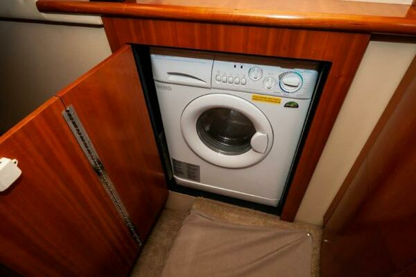 2006 Cruisers Yachts 47